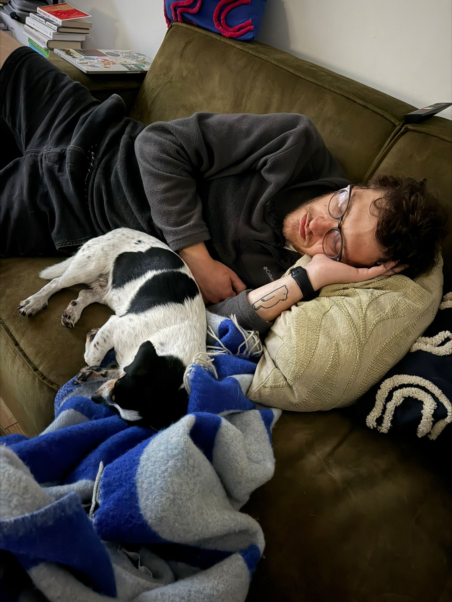 Marcus, lunettes sur le nez, câliné par un chien pendant une garde