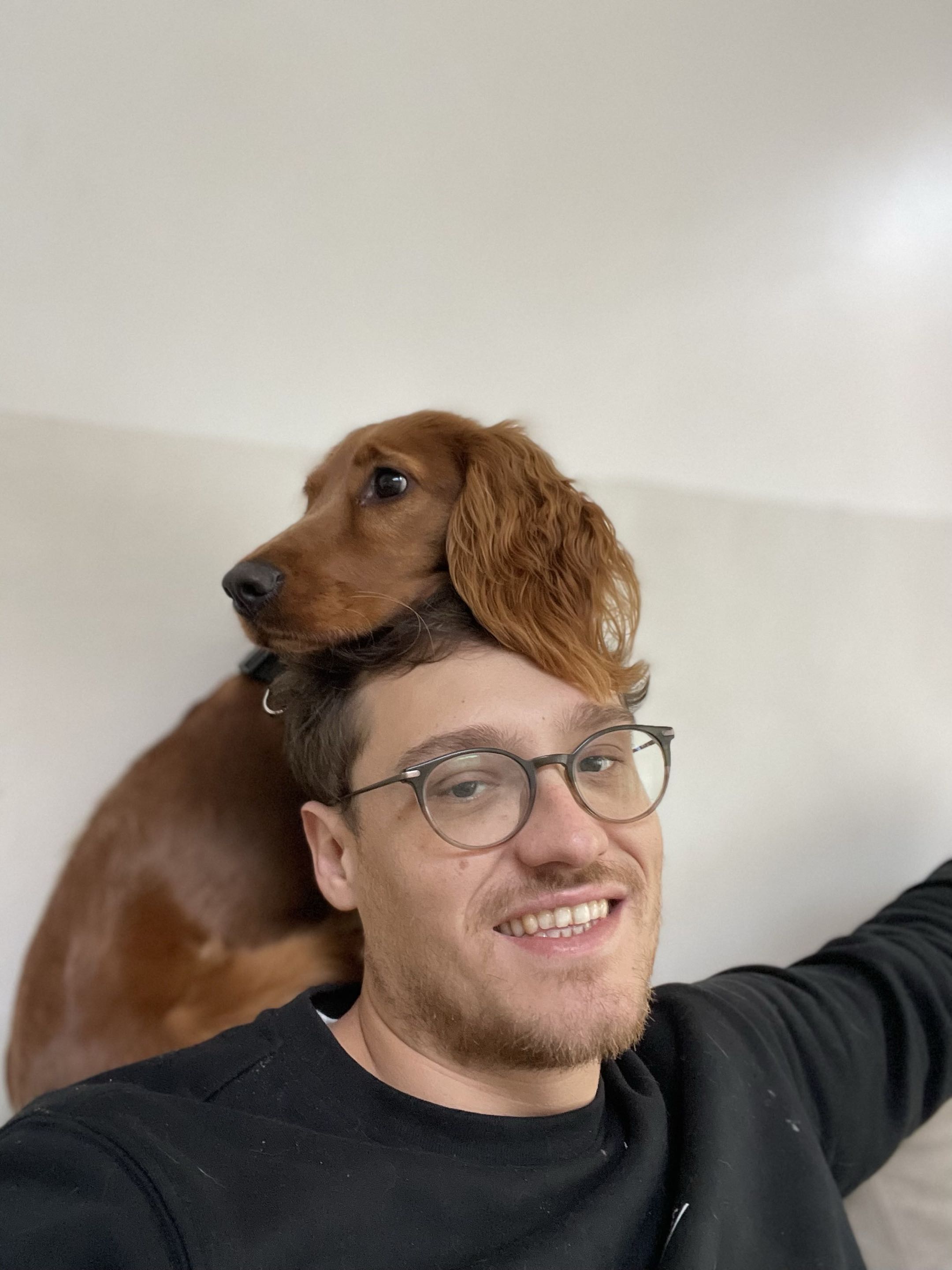Marcus en selfie avec un teckel perché sur ses épaules